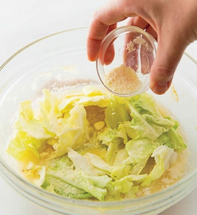 キャベツに粉チーズ