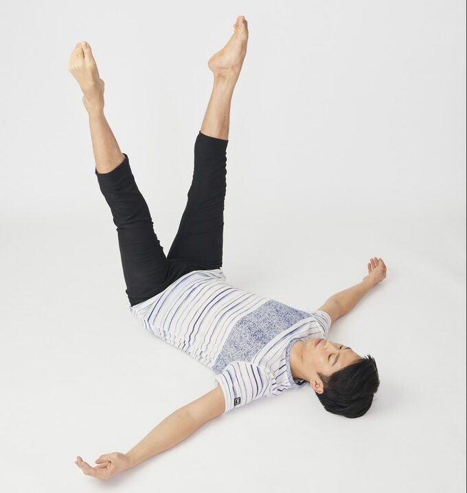 あおむけになり両脚を90℃に上げる