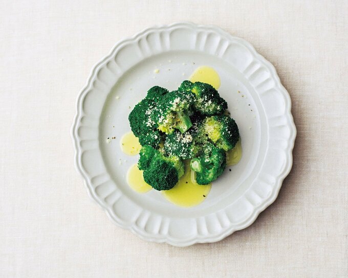 お皿にブロッコリーの料理