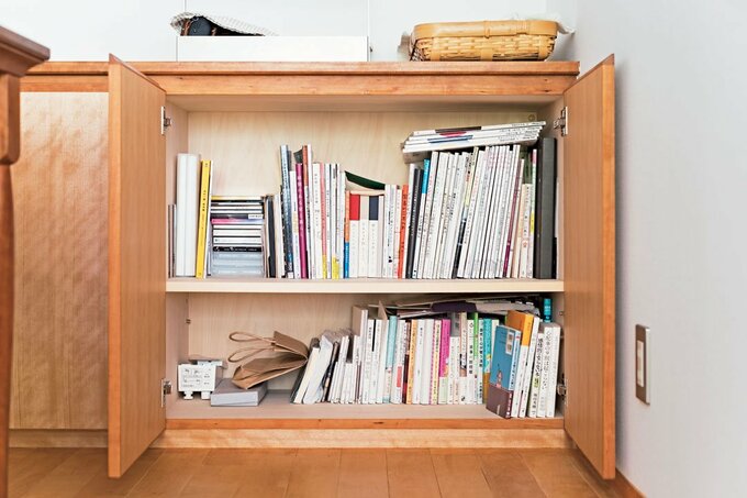 棚の中に本や雑誌を収納した様子
