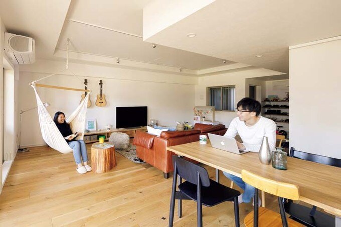 妻はハンモックで、夫はダイニングでリラックス