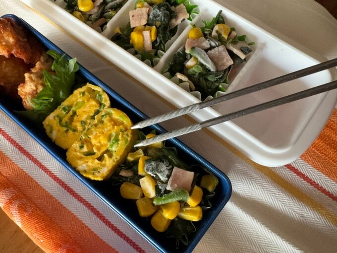 お弁当箱におかずを入れている