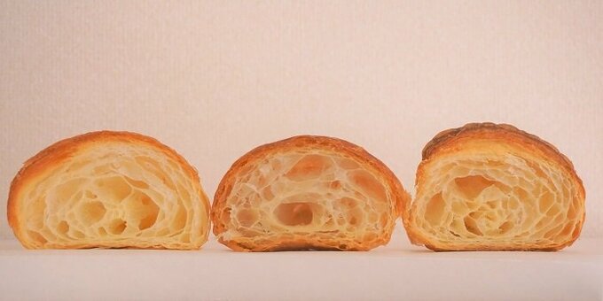 フランス産のバターを使っているクロワッサンの断面