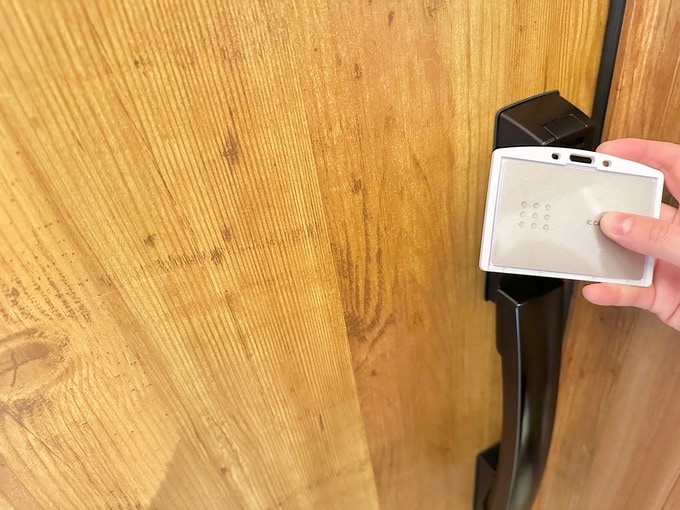 カードキーをドアノブにかざす