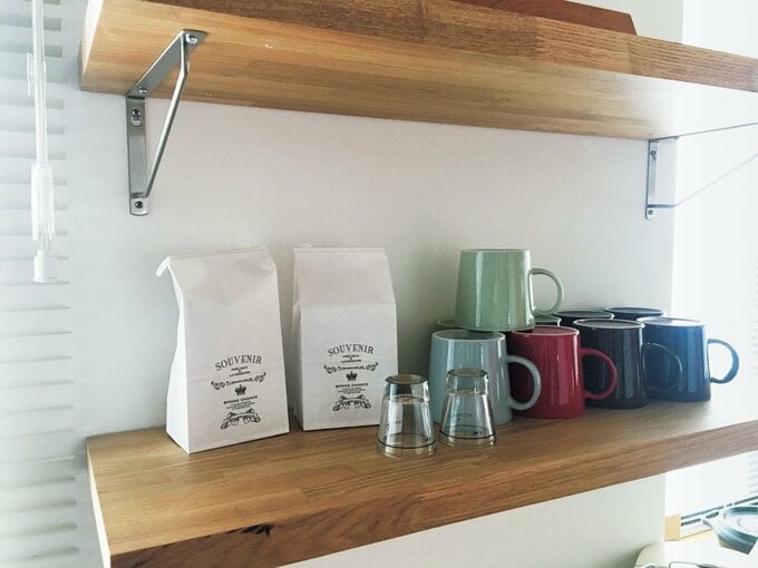 棚に置かれた白い紙袋とマグカップ
