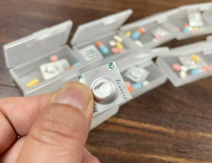 薬のフィルムを剥がす