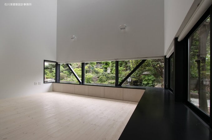 庭の緑だけが見える「地窓」