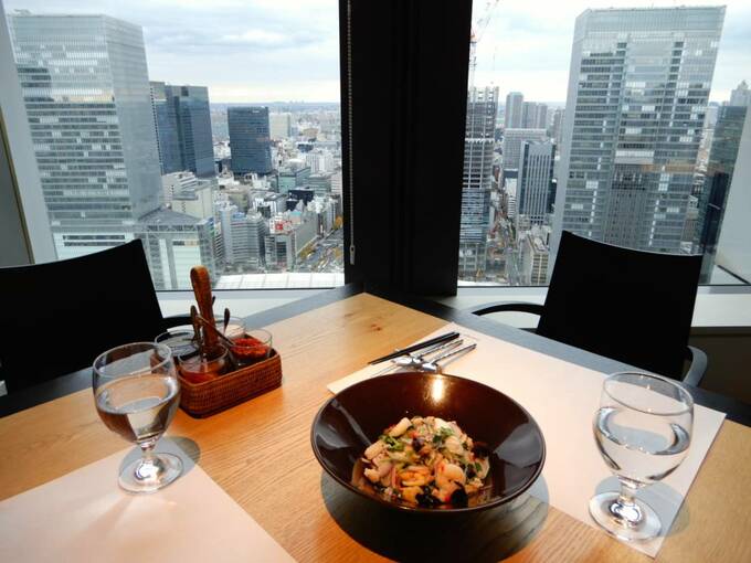 窓近くにテーブル