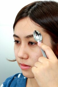 眉山にティースプーンの背を当て、円を描くように約10秒間刺激する