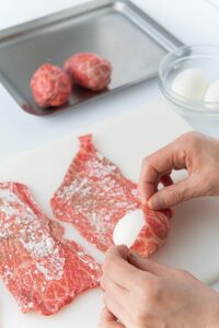 牛肉はまな板に広げて