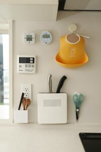 よく使うキッチンツールは作業台正面にはりつけ