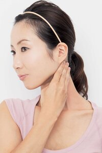 顔や首にたまった老廃物を上から下へ流す