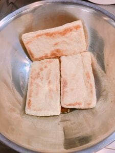 カリッと焼いた（1）の油揚げを浸す