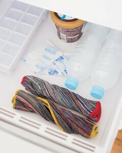 凍らせたハンドタオルで体をふく