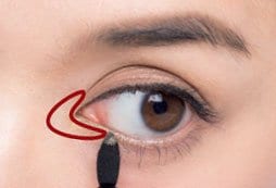 目頭に“くの字”に入れる