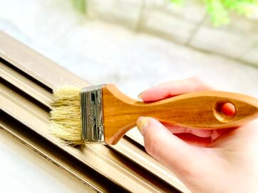 「毛先がスッと入り込む」驚きの万能さ！100円の塗装用ハケで、掃除がラク＆家スッキリ