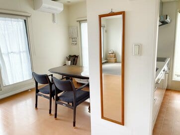 60代の暮らし：鏡を家のあちこちに置いて、固まった姿勢や表情をチェック＆ゆるめる習慣に