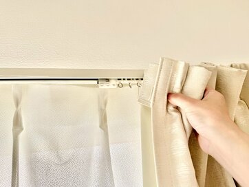 カーテンの洗濯がラクになるコツも。家がキレイな人が「10月にする掃除」3つ：クリンネストが解説