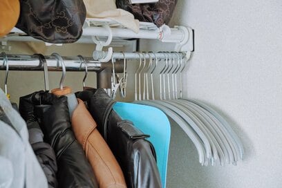 転勤先、引っ越し先が半分の広さに。「つっぱり棒」を活用した収納テク5選