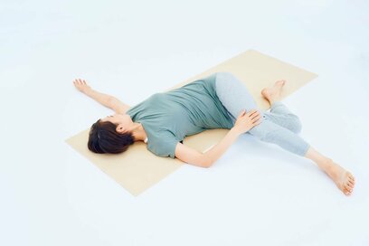 ベッドで寝ながらできる「寝落ちヨガ」。自律神経が整い、腰痛予防にも