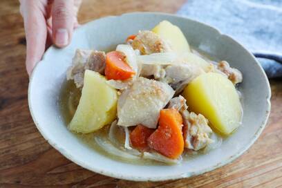 寒い日にうれしい鶏のみそジャガ。バターを入れると至福の味に…