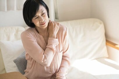 つらい肩こり、じつは「更年期」が原因かも？医師が教えるラクになるツボ