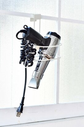 100均の収納グッズが絶妙！ドライヤーの置き場問題も解決