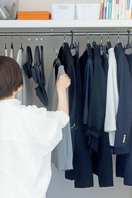 共働き・フルタイムの悩まない「朝」習慣。仕事服は3着を“制服化”してすっきり＆時短