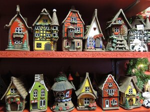 リトアニアのリネン、琥珀、陶器に目移り