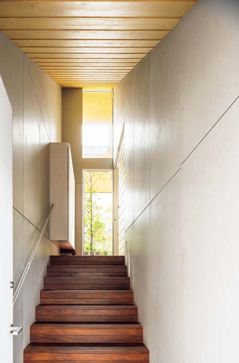 住居玄関側の階段