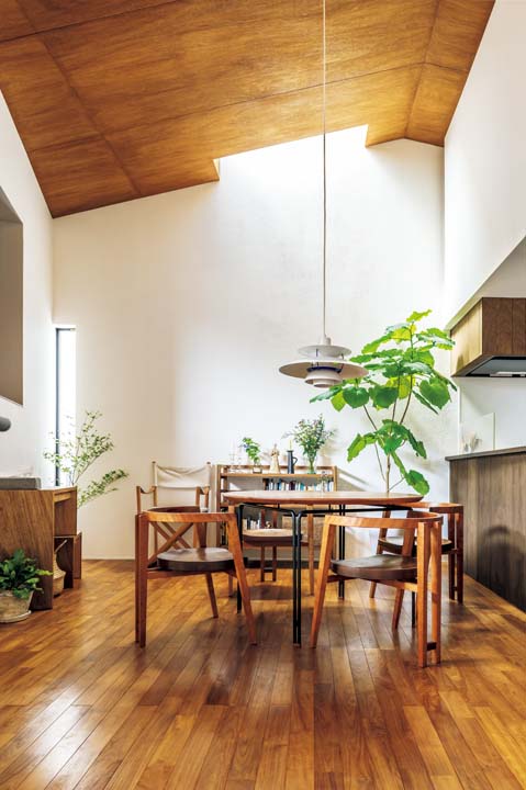 天井高の高いダイニング