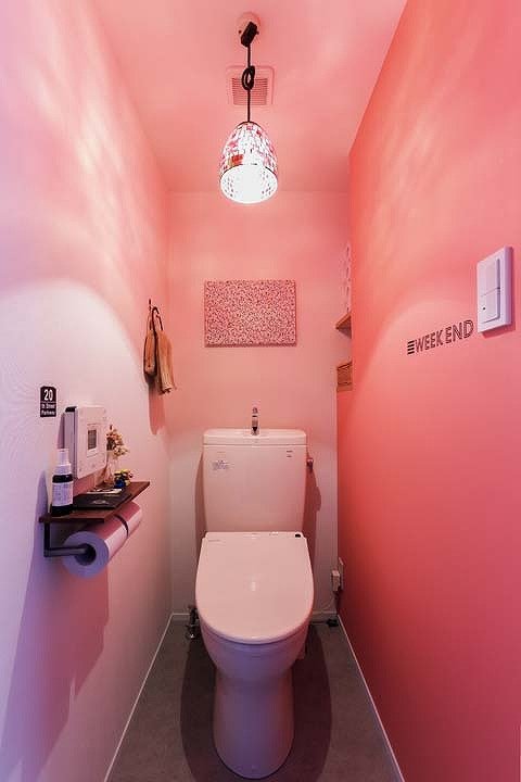 ピンクのクロスや照明で気分の上がるスペースになったトイレ