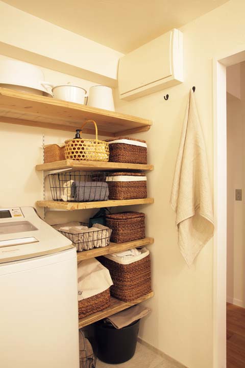 洗面室内部の洗濯機横に造作したオープン棚
