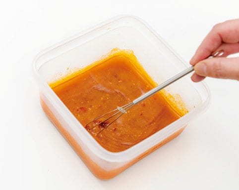 コンテナのたれを混ぜる様子