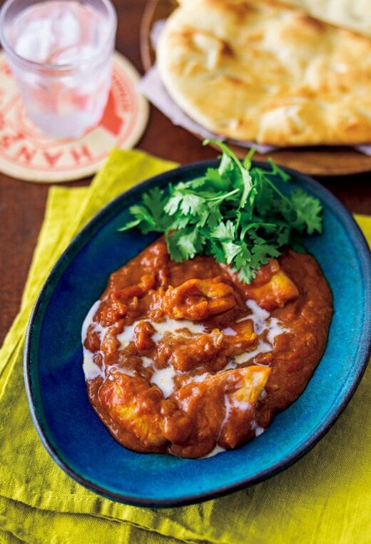 青い皿にカレーが盛られている様子