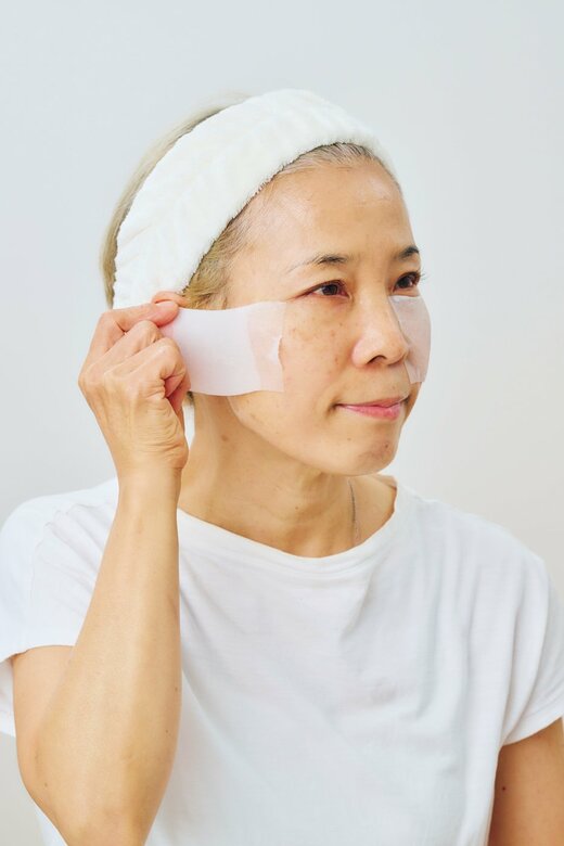 頬にはっていたコットンを滑らせながらふき取る様子