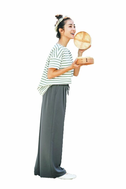 せいろを持った女性