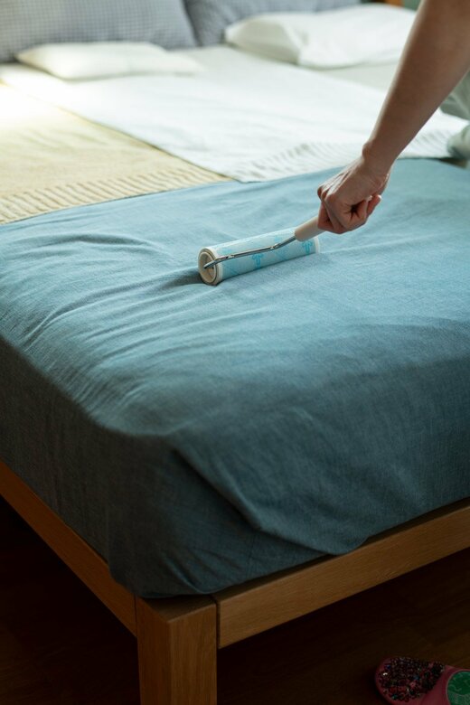 ベッドに粘着カーペットクリーナーをかける