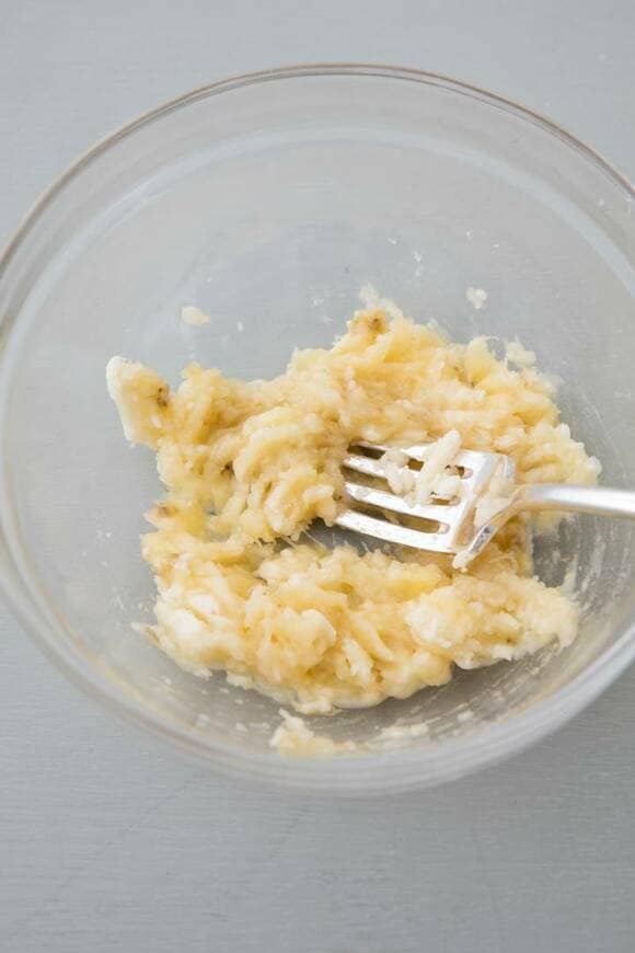 バナナをフォークでつぶす