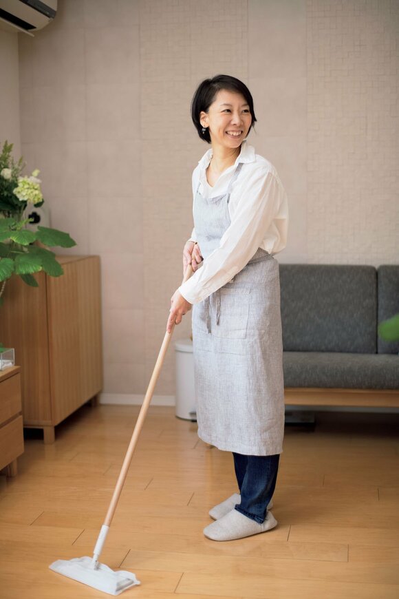 フローリングワイパーで掃除をする女性