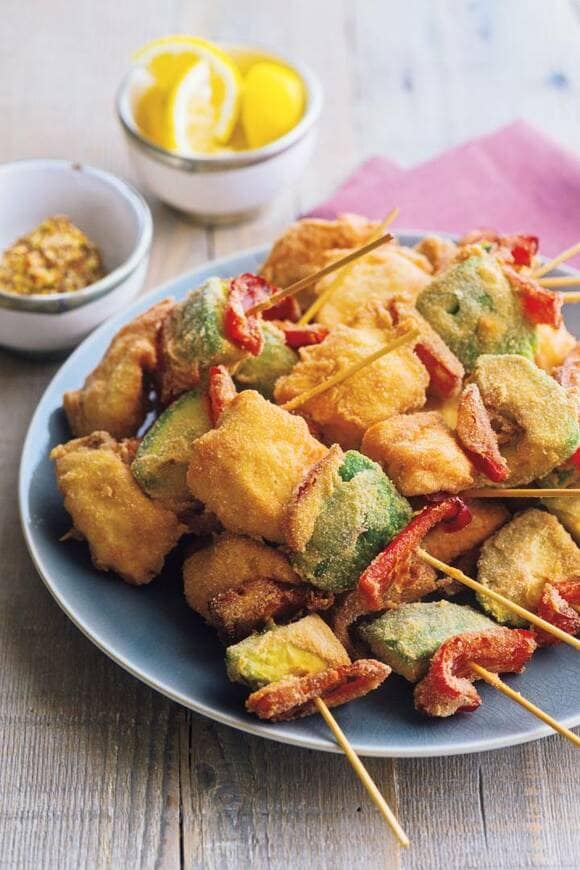アボカド、サーモン、パプリカの串揚げ