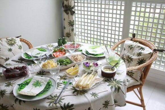 ヤシの木柄のファブリックでまとめたダイニング