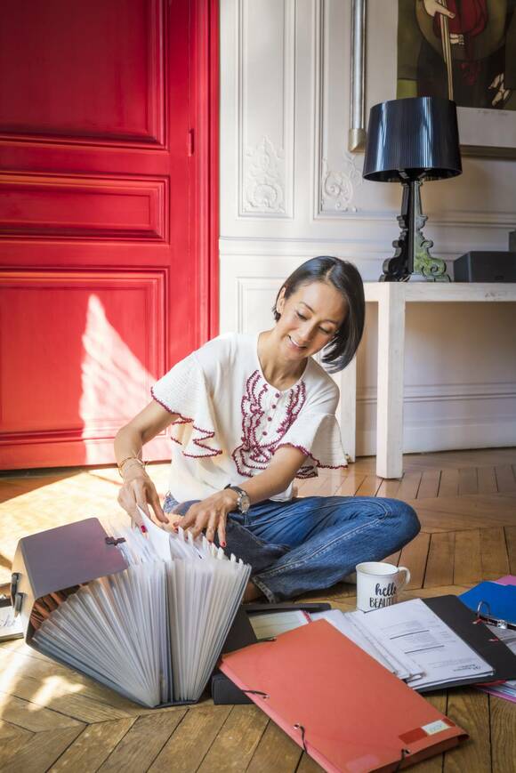 ファイルを整理する女性