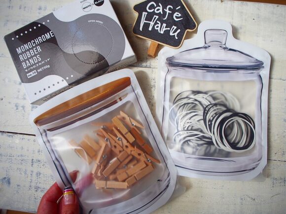 食べかけのお菓子などをとめる輪ゴムやクリップを入れている