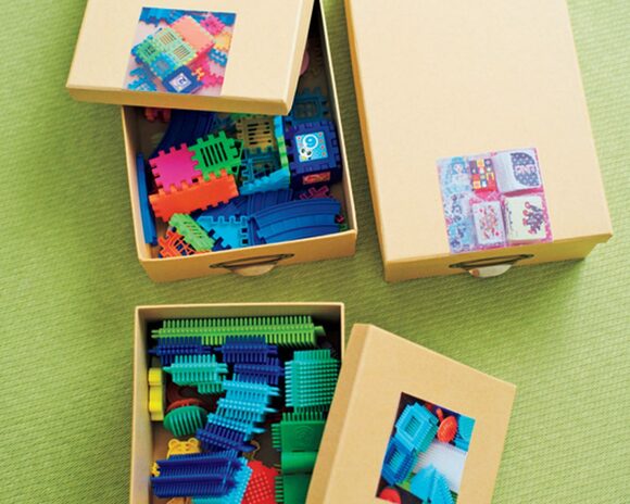 ブロックなどは紙箱に。フォトラベルでわかりやすく