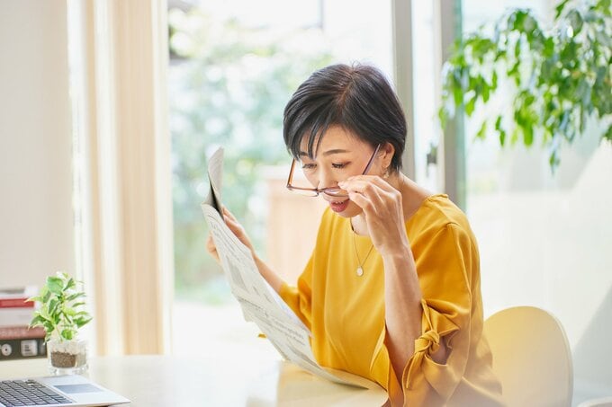 新聞が読みづらそうな女性