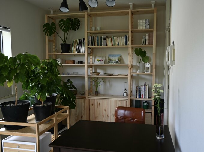 ダイニングに大きな本棚を設置して、お気に入りの雑貨や食器、絵本などをディスプレー