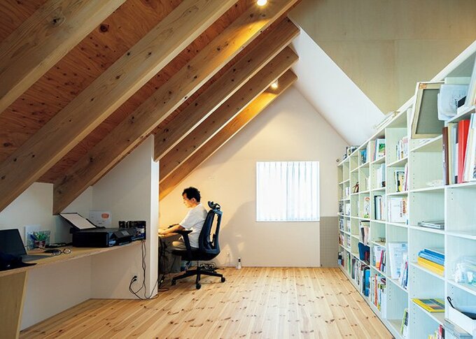 手前は妻のワークデスク、奥が夫のワークデスク