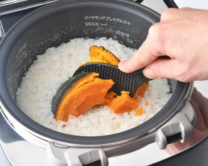 カボチャをくずしながら全体を混ぜる