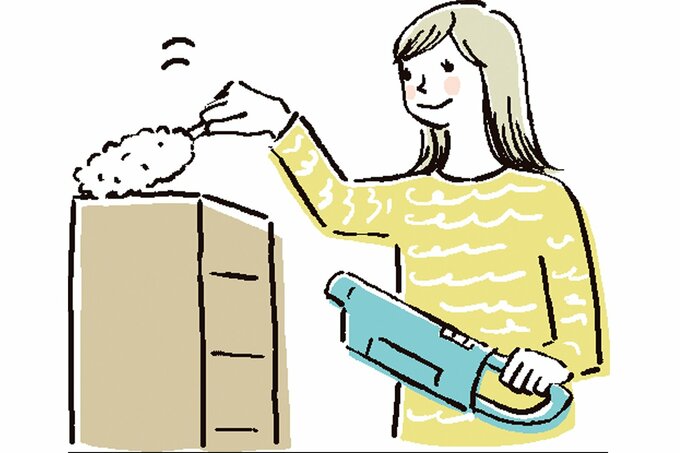 ハンディモップで掃除をする女性